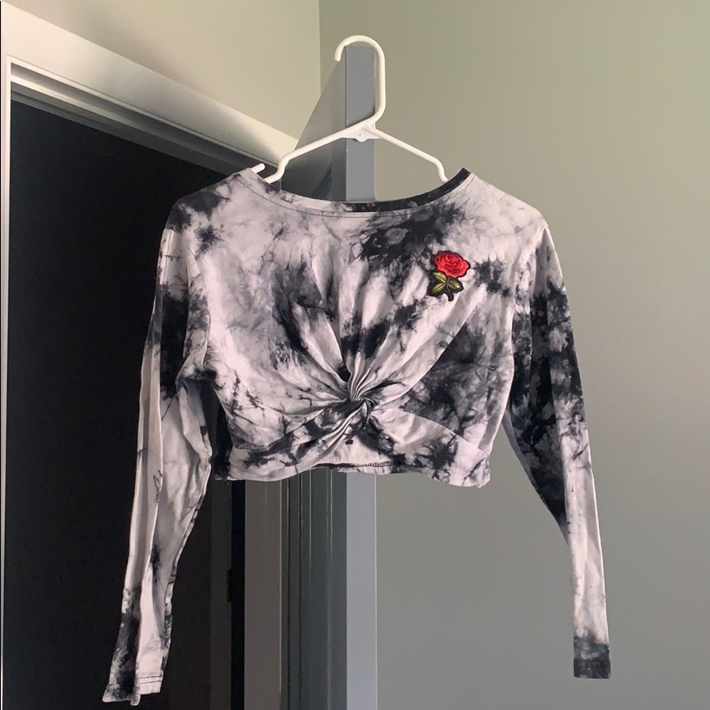 Acid wash long-sleeved crop top with rose